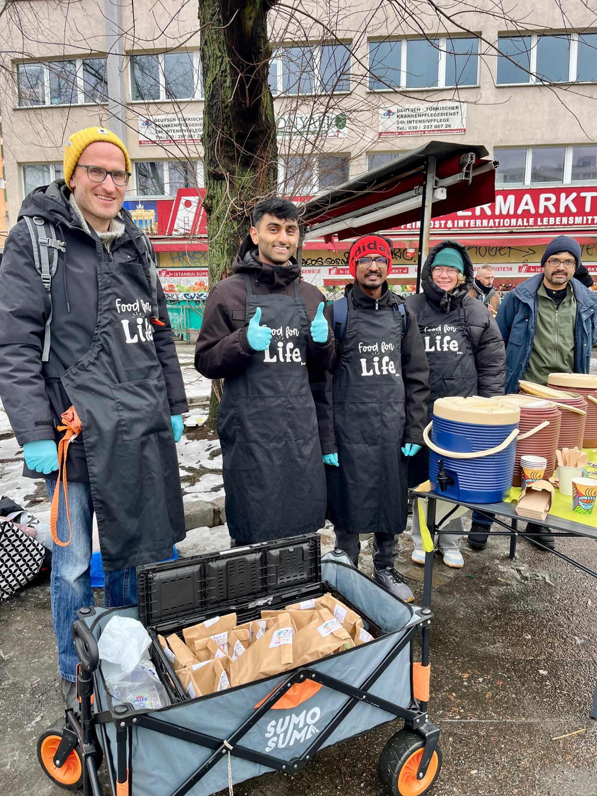 Fünf Ehrenamtliche von Food for Life Berlin