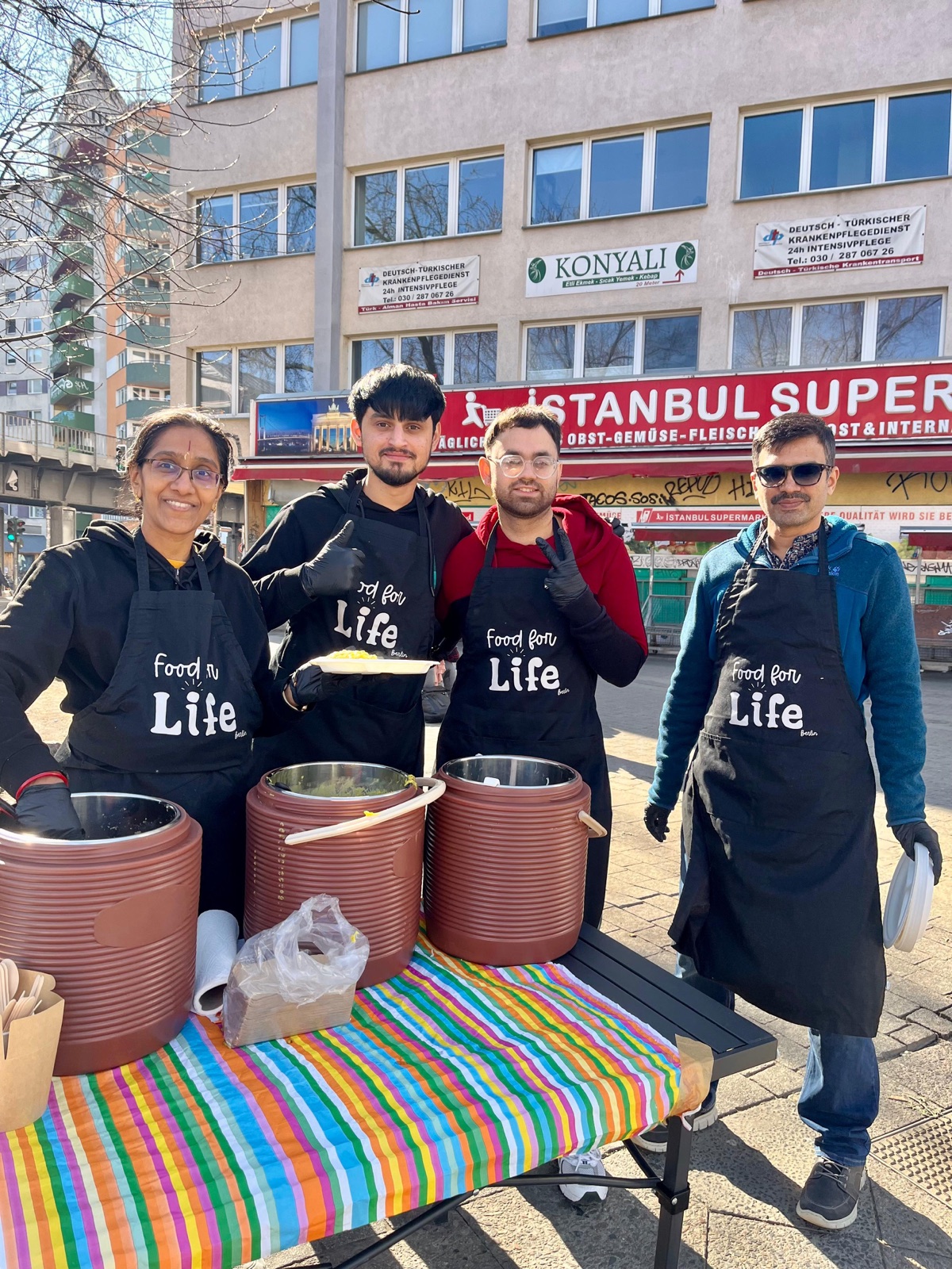 Vier Ehrenamtliche von Food for Life Berlin