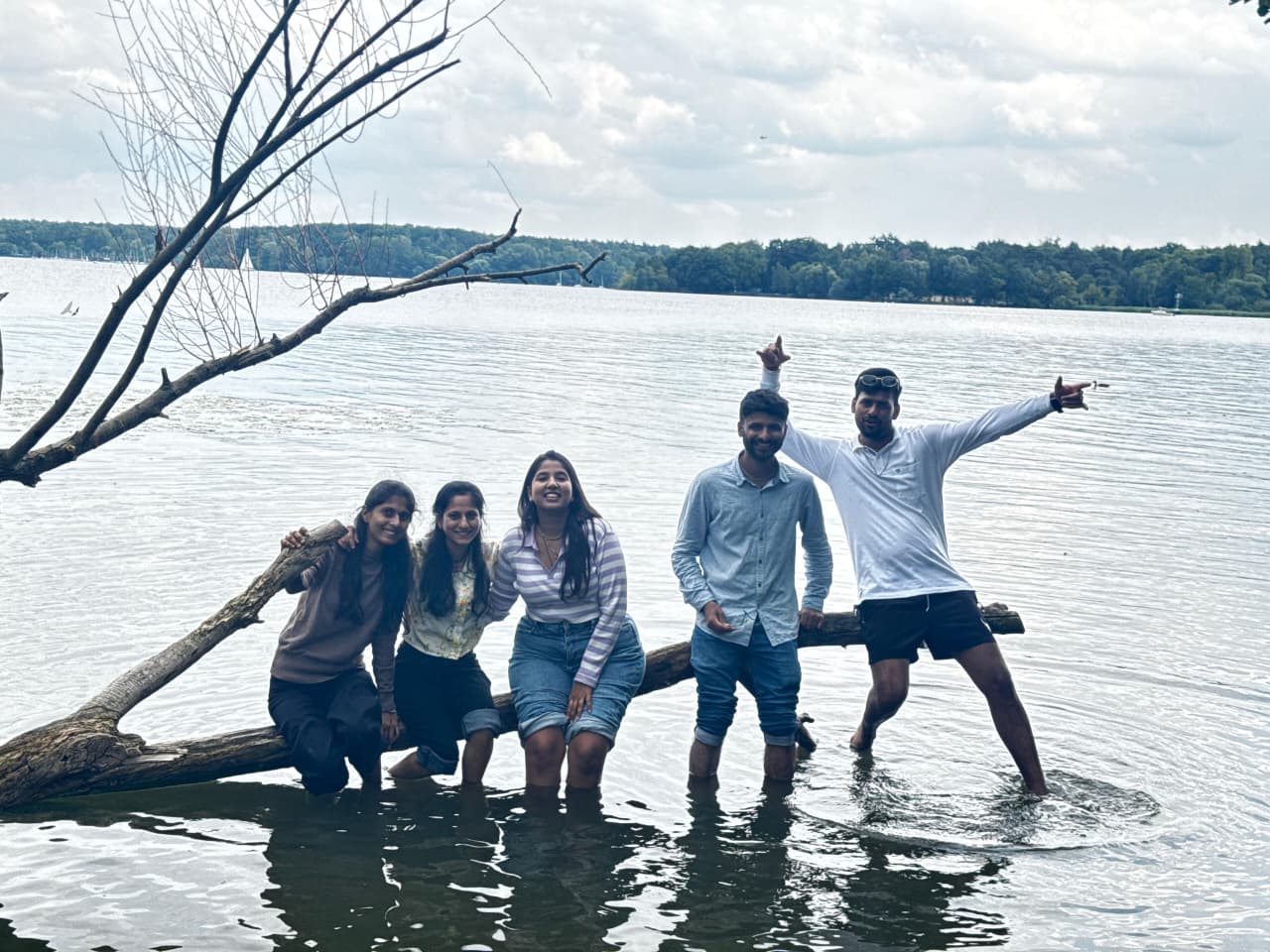 Fünf junge Erwachsene bei einem gemeinsamen Ausflug am See